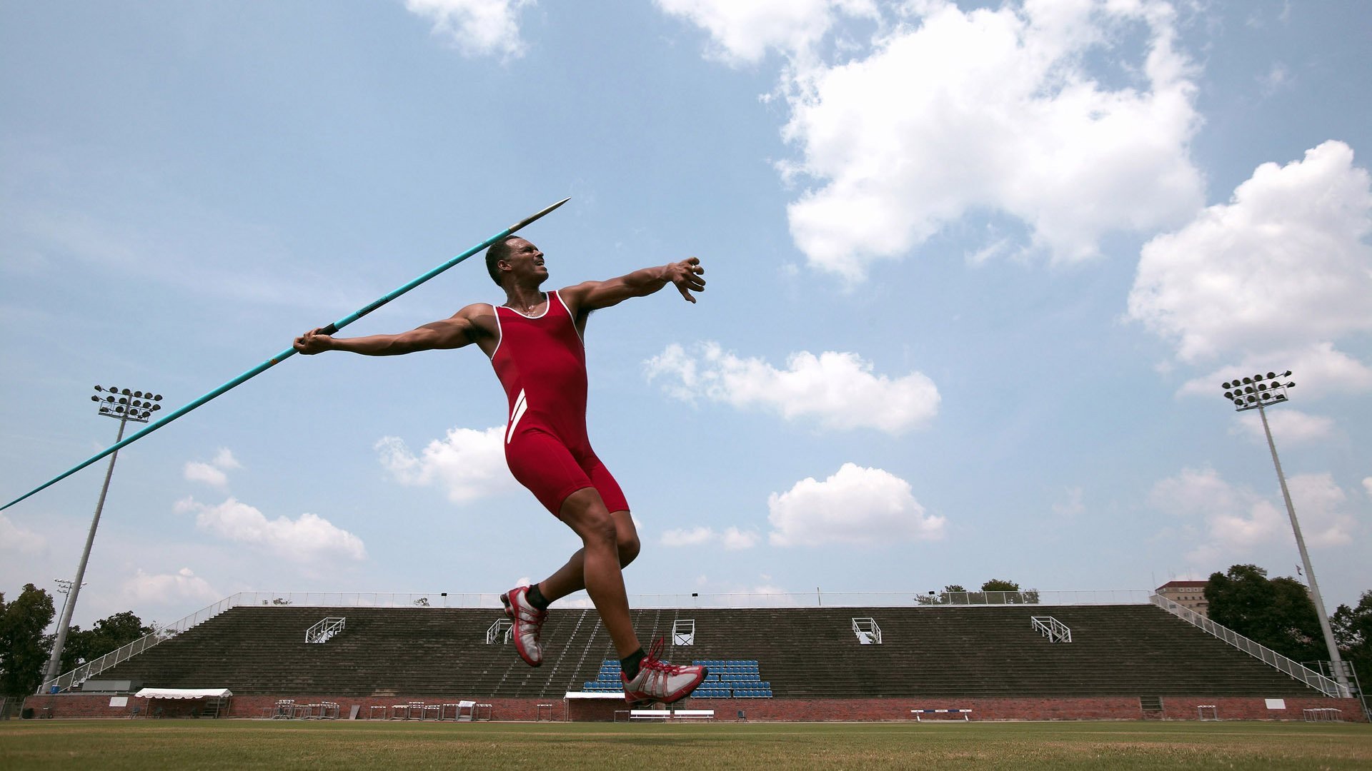 凯蒂·莱德基赛场风采尽显冠军风范,凯蒂莱德基训练方案
